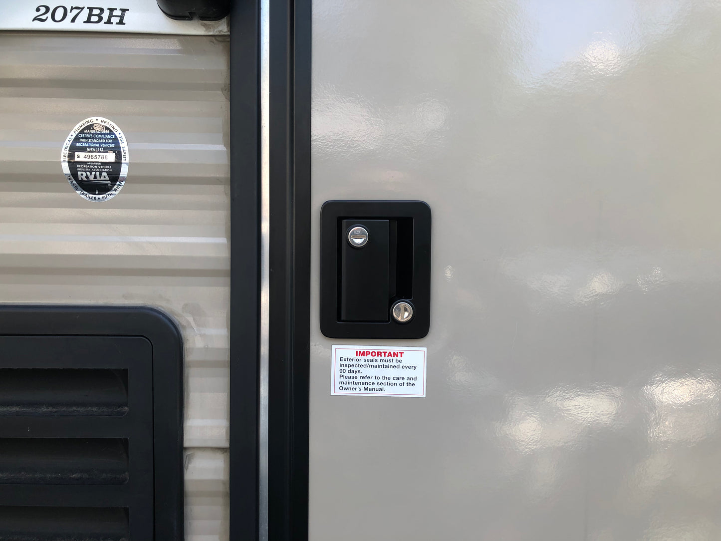 PTS0007 Serrure de porte d'entrée de camping-car en alliage de zinc robuste avec pêne dormant à palette à quatre clés noir - Caisse de 12